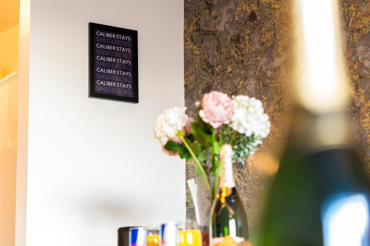 Caliber Stays Birmingham Bliss - Medusa Suite Apartments - Central 2-Bed Retreat - City Attractions, Sleeps 4, Free Netflix, Nearby Parking & Close Proximity - Bullring, Grand Central, The Cube - 5 Minutes Walk Exterior photo
