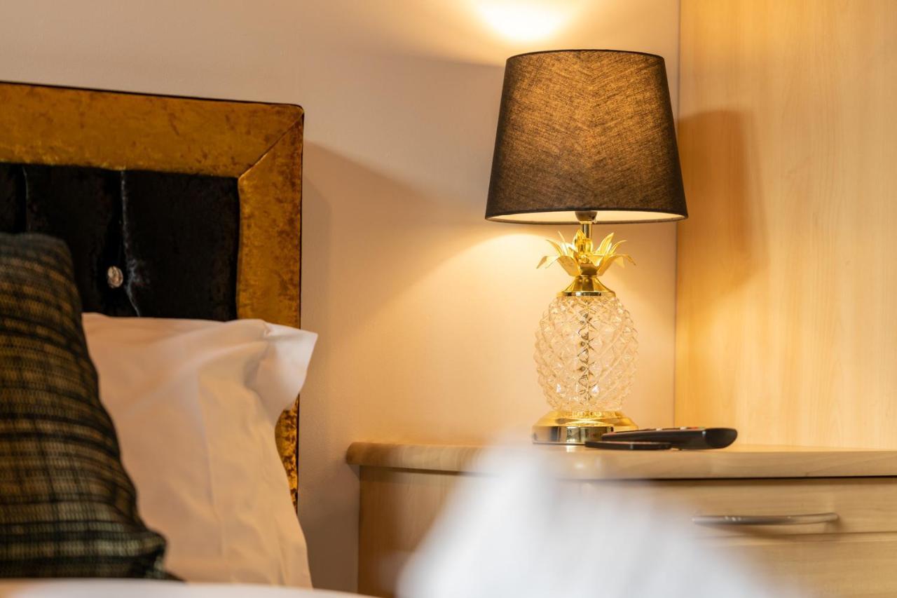 Caliber Stays Birmingham Bliss - Medusa Suite Apartments - Central 2-Bed Retreat - City Attractions, Sleeps 4, Free Netflix, Nearby Parking & Close Proximity - Bullring, Grand Central, The Cube - 5 Minutes Walk Exterior photo