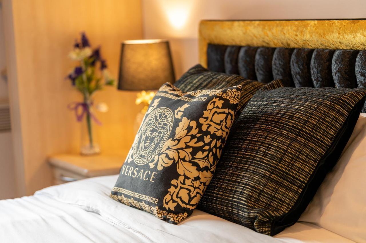 Caliber Stays Birmingham Bliss - Medusa Suite Apartments - Central 2-Bed Retreat - City Attractions, Sleeps 4, Free Netflix, Nearby Parking & Close Proximity - Bullring, Grand Central, The Cube - 5 Minutes Walk Exterior photo