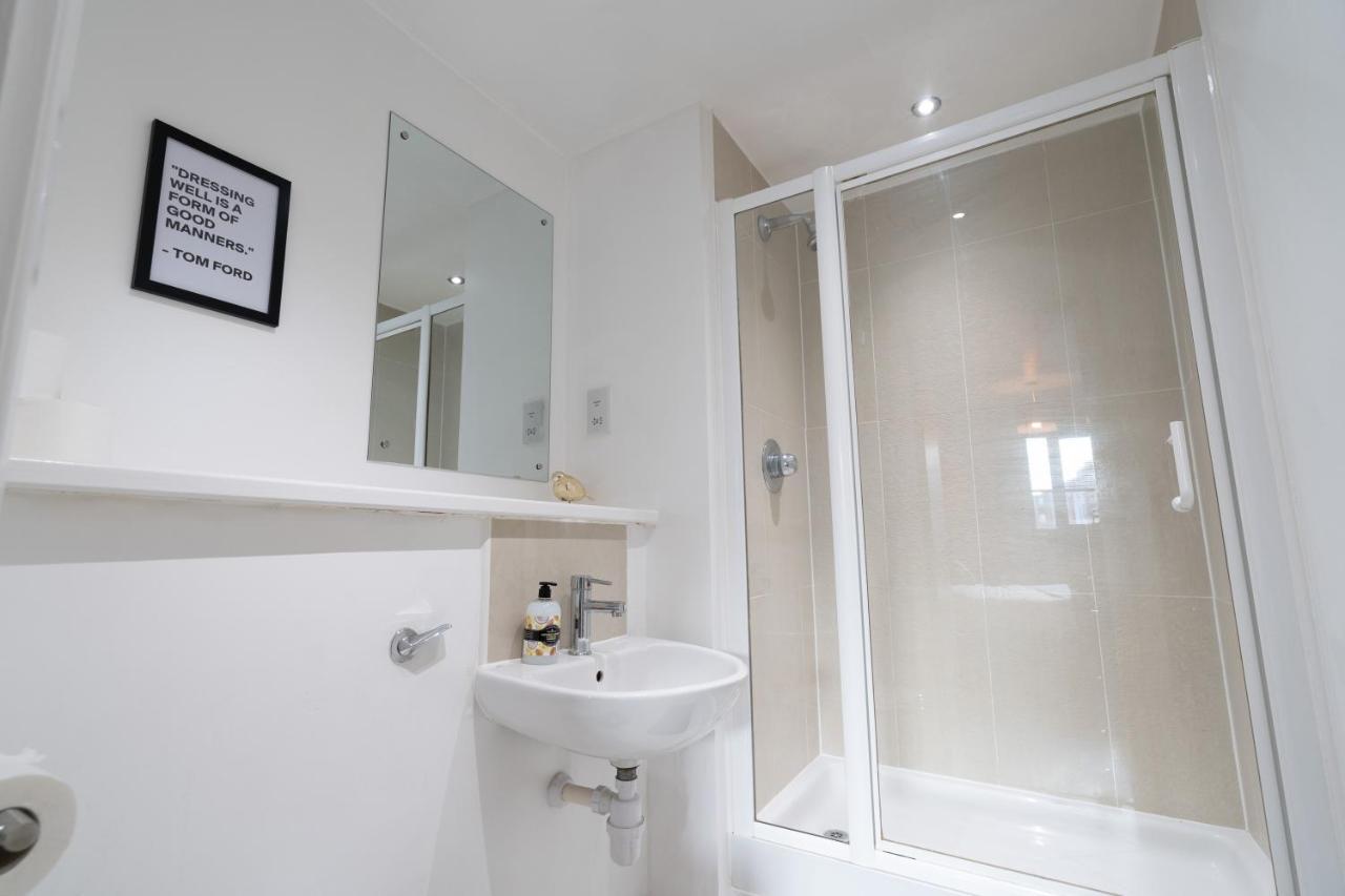 Caliber Stays Birmingham Bliss - Medusa Suite Apartments - Central 2-Bed Retreat - City Attractions, Sleeps 4, Free Netflix, Nearby Parking & Close Proximity - Bullring, Grand Central, The Cube - 5 Minutes Walk Exterior photo